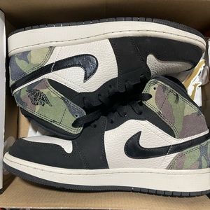 Air Jordan 1 MID SE